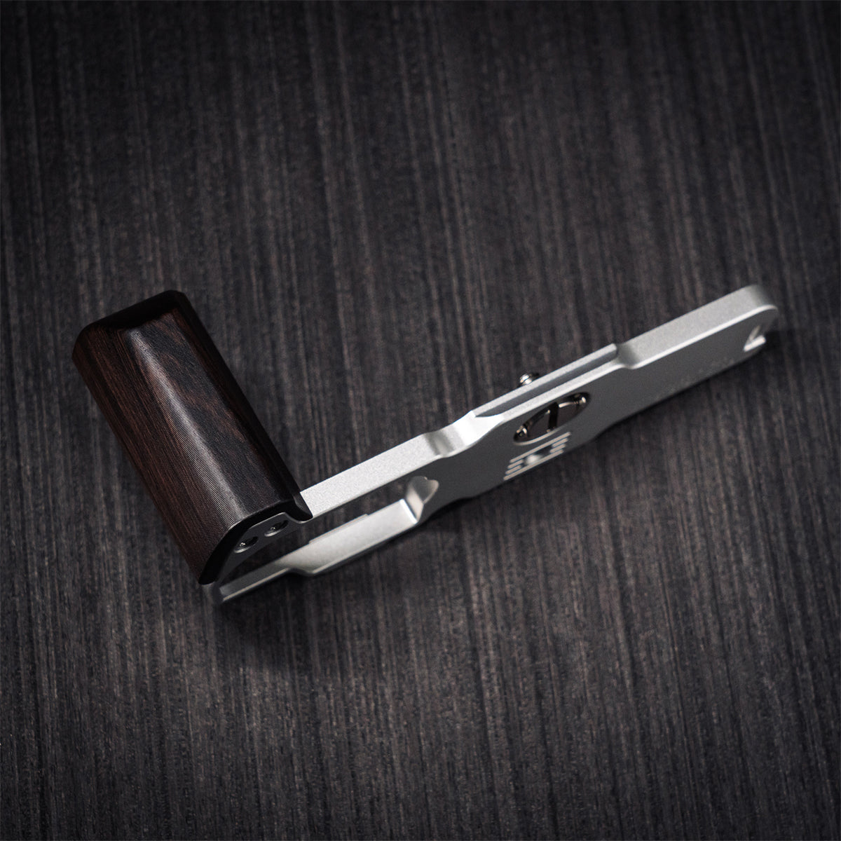 YUWOOD ウッドグリップ 一体型ベースプレート OM SYSTEM OM-3 専用 アルカスイス互換 黒檀